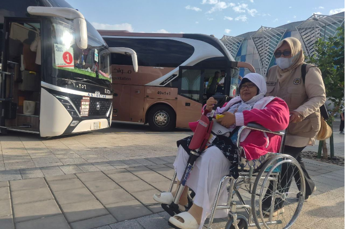 Dari Pesawat ke Hotel, Pelayanan Jemaah Haji Dijaga Sejak Tiba di Madinah