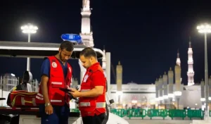 Tim Darurat Saudi Red Cresent Authority Menyelamatkan Jemaah Indonesia yang Kolaps di Masjid Nabawi